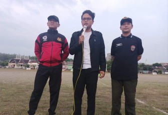 Ketua DPD Partai Golkar Karanganyar, Ilyas Akbar Almadani (tengah).