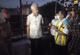 Ganjar Pranowo saat menerima pemaparan penanganan pasca banjir rob
