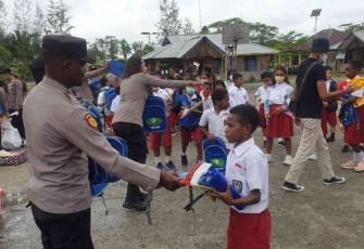 Bantuan peralatan sekolah Satgas Damai Cartenz 