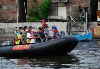 Gunakan perahu karet, Menteri PUPR tinjau banjir rob Semarang