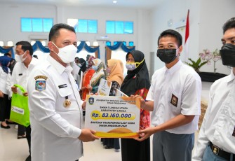 Gubernur Ansar Serahkan Bantuan secara Simbolis