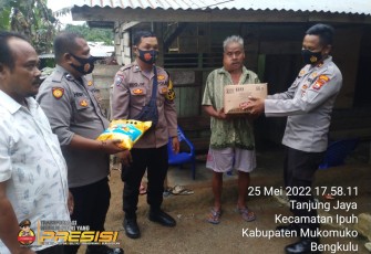 Kapolsek Mukomuko Selatan saat Berikan Bantuan Sembako