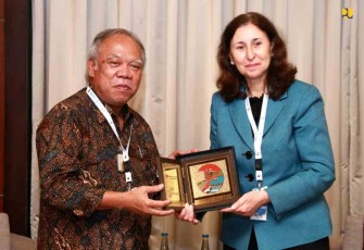 Menteri Basuki saat memberikan cenderamata menteri peralatan dan perumahan Tunisia Sara Zafrani Zenzeri