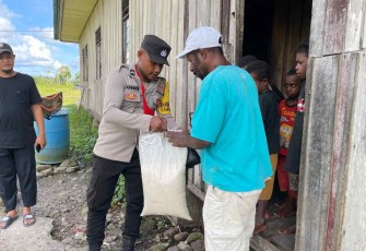 IPDA Murtono bantu warga kampung Kemali