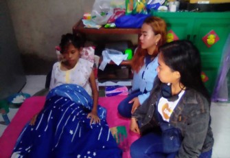 Nunik penderita tumor saat dikunjungi komunitas seni di Subang