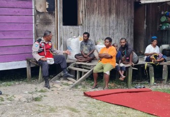 Iptu Sabtuwadji dengan humanis menyampaikan pesan kamtibmas ke warga kampung Arinkop