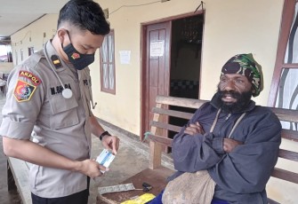 Tim medis saat memeriksa dan memberikan pengobatan bapak Jemi warga Kenyam 