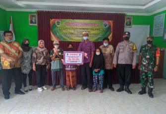 Penyaluran BLT-DD tahun 2022 periode Mei untuk 80 KPM, Desa Soka, Selasa (31/05/2022).