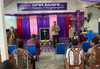 IPDA I Made Budi Dumariawan saat memberikan pengarahan di Gereja GPDI Agape Dekai
