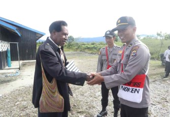 IPDA Murtono saat bersama pendeta Piter Gani