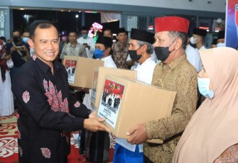 Danrem saat memberikan bansos di Blitar