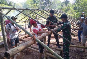 Berjibaku bersama masyarakat membuat pondok ladang