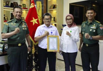 Kadislitbangad Serahkan Sertifikat Munisi Grains Hollow Point Boat Tail (HPBT) ke PT. Pindad