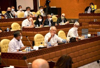 Menteri Basuki saat raker bersama Komisi V DPR RI