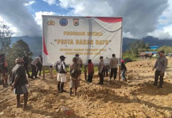 Persiapan tradisi bakar batu di kampung Yokatapa