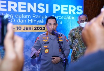 Kapolri saat memberikan keterangan pers di Bali