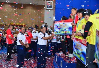 Wakasal saat memberikan juara 1 open turnamen voli Kasal Cup 