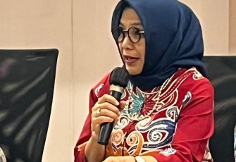 Ibu Azizah saat memberikan literasi digital keuangan ke pengusaha UMKM di Padang 