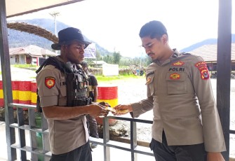 Pelayanan kesehatan personel dari tim medis satgas damai Cartenz 