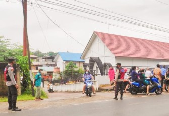 Anggota Polres Bintan saat melaksanakan penjagaan pengamanan di gereja.