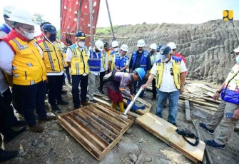 Menteri Basuki saat tinjau pembangunan jalan tol Cisumdawu 