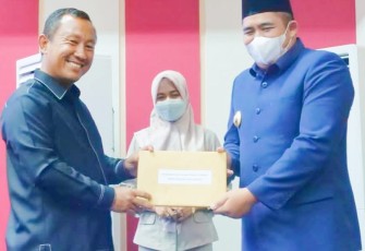 PLT Bupati Bintan Roby Kurniawan SPWK saat memberikan LKPJ pada ketua DPRD kabupaten Bintan Agus Wibowo.