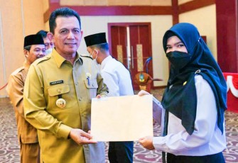 Gubernur Prov Kepri Ansar Ahmad Serahkan SK PPPK