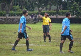 Kopda Eka Kurniyawan saat menjadi wasit pertandingan sepak bola