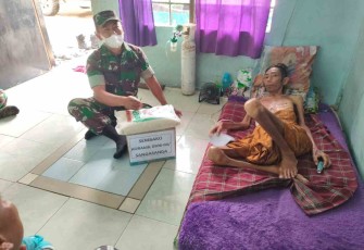 Danramil saat menjenguk warganya dan memberikan bantuan sembako