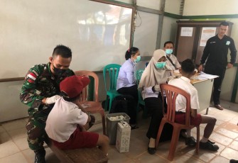 Kolaborasi satgas Yonif 645/Gty gelar Imunisasi campak bersama puskesmas Entikong