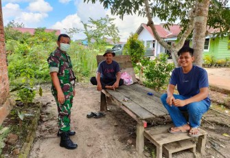 Serka Irfan saat komsos bersama warga di wilayah binaannya