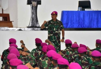 Dankormar saat menyampaikan terimakasih di hadapan Satgas Muara Perairan Papua di Lantamal XIV Sorong