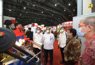 Sekjen Kementerian PUPR (tengah) saat meninjau stand pameran Mega Build Ke-19 