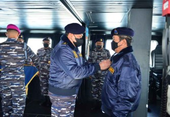 Kasal saat sematkan Brevet Kehormatan 