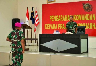 Yonmarhanlan XIV Sorong saat menerima pengarahan Dankormar