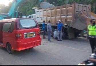 Satlantas polres Cilegon evakuasi truk terguling 