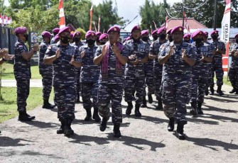 Dankormar diiringi yel yel prajurit saat berkunjung ke markas Yonmarhanlan XI Merauke