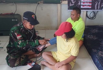 Bantu pengobatan warga di perbatasan 