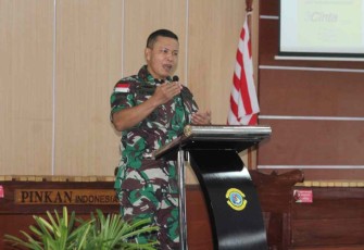 Danlantamal X Jayapura saat memberikan sambutan sosialisasi Cinta Bangga Paham Rupiah