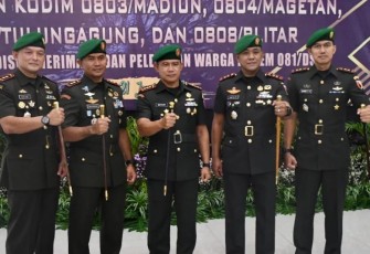Danrem 081/DSJ foto bersama usai sertijab Dandim 