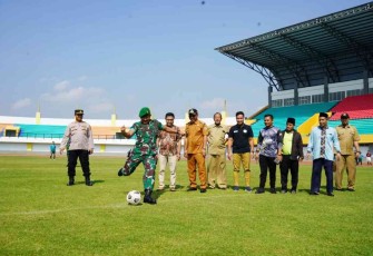 Letkol Inf Ari Widyo Prasetyo kick off resmikan liga santri PSSI piala Kasad di wilayah Cilegon