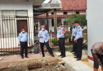 Kakanwil (masker putih) saat tinjau renovasi pembangunan masjid At Taubah