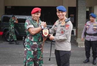 Kolonel Inf I Gede Putra Yasa saat sambut Dansat Brimob Polda Banten di Mako Group 1 Kopassus 