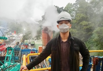 Pradana Vian Prasetyo, alumni Program Studi Teknik Perminyakan UPER, saat menjalankan tugas sebagai Associate Drilling Engineer di PT Rigsis Energi Indonesia, 2022.