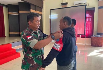 Kasrem  saat menutup latihan taktis tim intel di Makorem 121/Abw