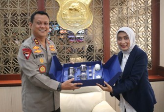 Kapolda Banten saat bertukar cenderamata dengan Dirut ASDP