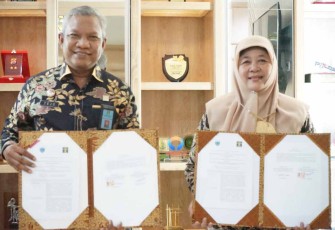 Tejo Harwanto saat penandatanganan MoU bersama Ida Noviada Kepala Dinas Penanaman Modal dan PMPTSP Kabupaten Pandeglang