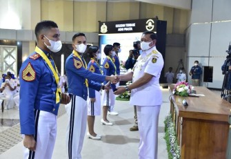 Kasal saat mewisuda taruna AAL di Surabaya 