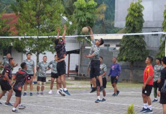 Keseruan lomba volley Yonmarhanlan X Jayapura 