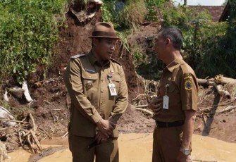 Safin didampingi H. Sudarno saat meninjau lokasi banjir bandang